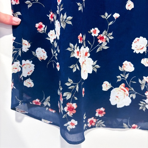 LAURA Navy floral  blouse - Picture 5 of 6